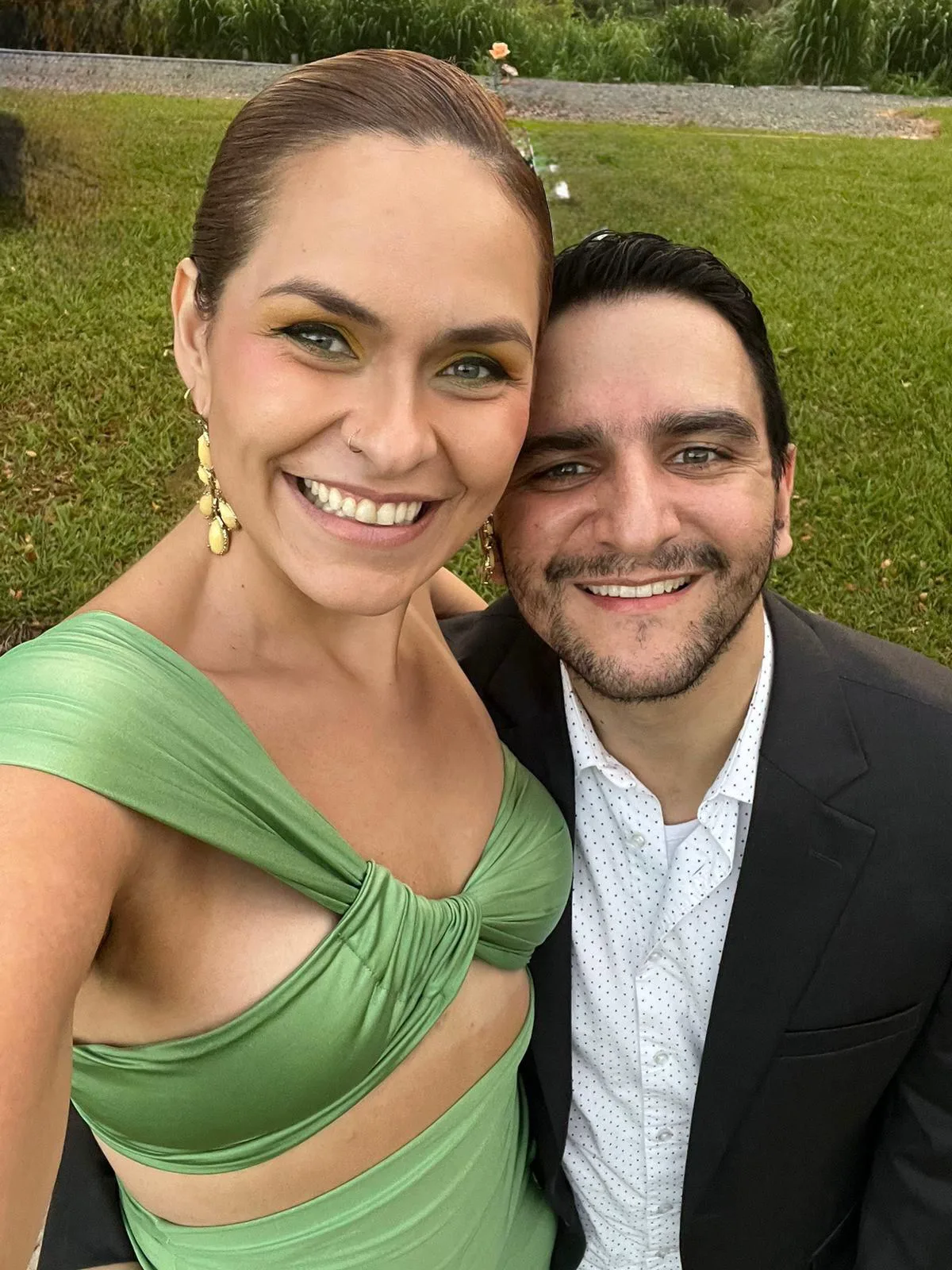 María Camila y Juan Camilo sonríen en una selfi en un jardín